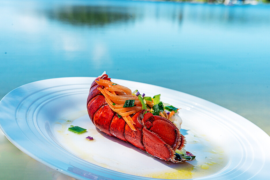 Roberto Biaggi propose également des Soirées Spéciales et prépare à ces occasions – pour deux ou six personnes qui mangent alors dans sa cuisine – des crustacés, du homard, des langoustes – tout ce que les clients souhaitent.