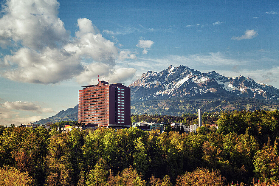 L'hôpital cantonal de Lucerne avec le mont Pilate en arrière-plan.